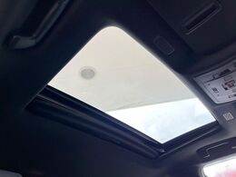 【ムーンルーフ】開放感たっぷりの希少装備、ムーンルーフが装着されています！車内に明かりを取り入れたり景色を楽しむ以外にも、車内の空気も簡単に換気できて快適です！