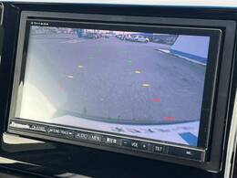 【バックカメラ】駐車時に後方がリアルタイム映像で確認できます。大型商業施設や立体駐車場での駐車時や、夜間のバック時に大活躍！運転スキルに関わらず、今や必須となった装備のひとつです！