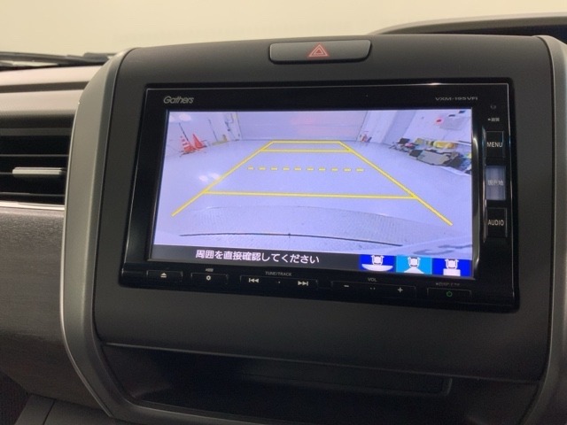 リバースギアに入れるだけで後方の表示へ切り替わります。夜間や雨の日の駐車も楽になりますよ。