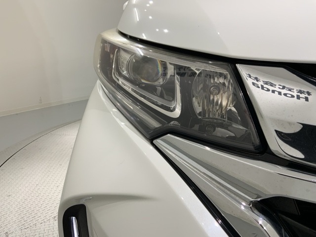 LEDヘッドライトは、点灯の瞬間から最大光量を発揮し、突然暗くなるトンネルなどでの安定感を高めます。
