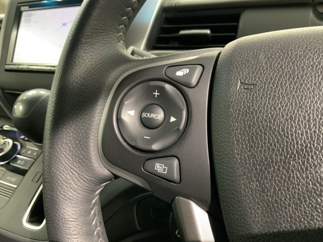 ステアリングにオーディオ操作スイッチが付いています。オーディオ画面に直接タッチしなくても操作が出来ますので、運転に集中できます。