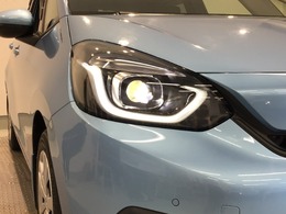 【LEDヘッドライト】大光量で夜道や雨の日の安心感を高めるLEDヘッドライト。周囲の明るさに応じて自動点灯・消灯/ライトの消し忘れも防げるオートライトコントロール付！