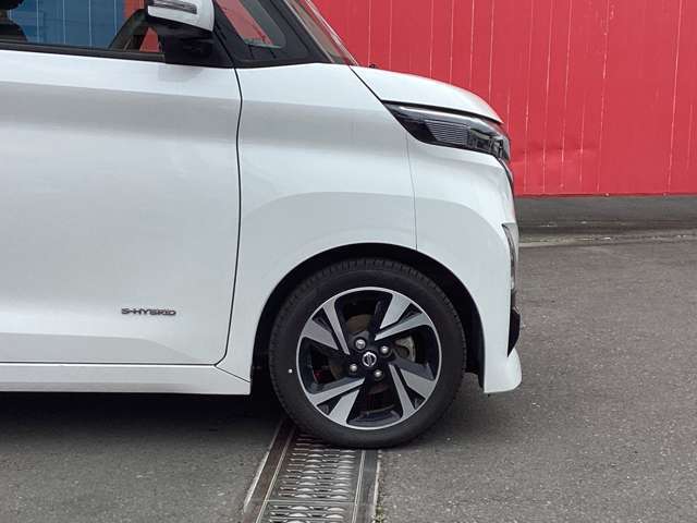 純正アルミホイールが車両とマッチしています！