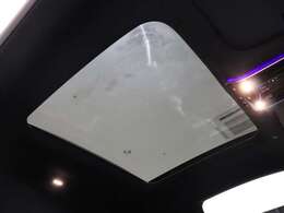 オプション装備のパノラミックスライディングルーフになります！