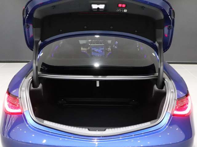 【安心の正規ディーラー保証付】全国の正規販売店での修理/点検、安心のサービスを受けられます。メルセデス・ベンツは全国に200を超える拠点を持ち、お客様に安心を提供するためにサポート体制を敷いています。