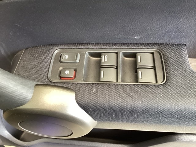 運転席ドアには、パワーウィンドウマスタースイッチがあります。