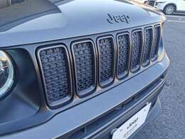 ジープ車のアイコンであるセブンスロットグリルは、堂々としたデザインとなっております。