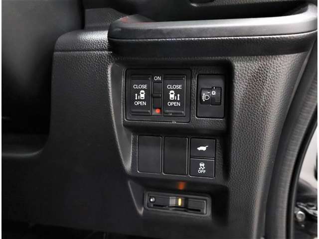 電動のスライドドアで楽々スムース！運転席からも開閉の操作もできます♪キーのスイッチひとつで自動開閉できる便利な機能もついてます♪