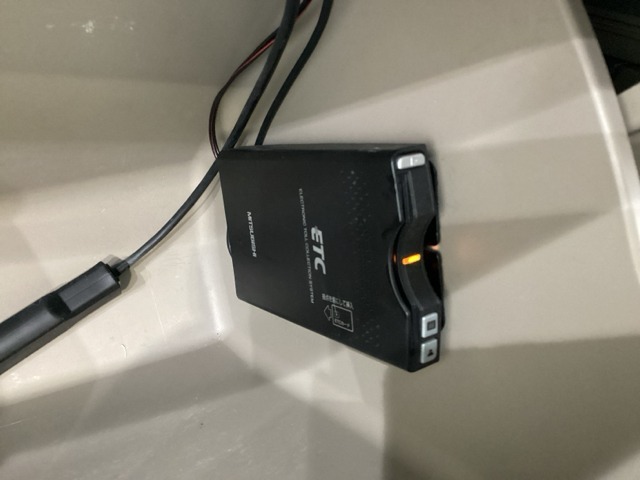 グローブBOX内のカードの取り出しもしやすい場所にETCがついています。高速道路の料金所の通過もラクラクです！。