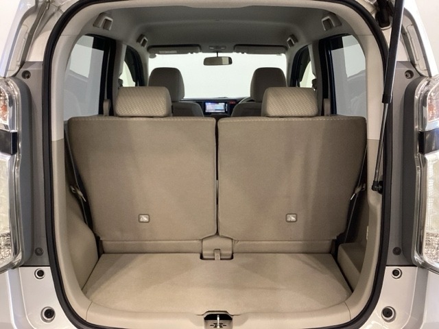開口部も広く荷物の積み下ろしもしやすいお車となっております。シートを前方にスライドさせれば、さらに荷室を広げられます。また、床下にも収納スペースがあります。