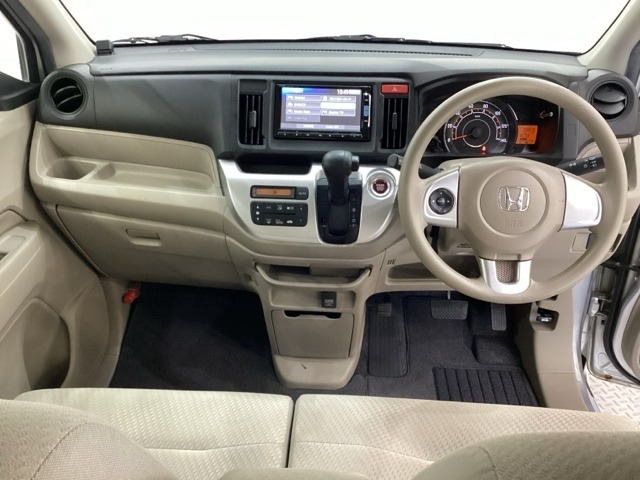 車内は光触媒抗菌消臭施工済です。インパネ周りはスタイリッシュなデザインです。グローブボックスやカップホルダーのほかにトレーなどたくさんの収納スペースが付いています。
