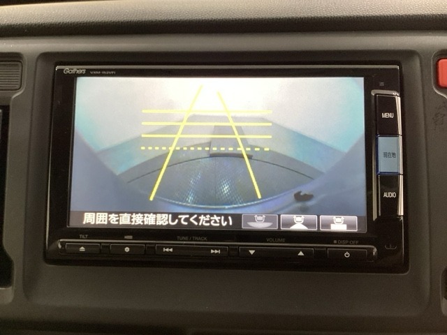 バックでの車庫入れも安心です！　リアカメラが付いているバックモニター付のナビを装備しております。操作線もついており距離感も画面から確認できます。