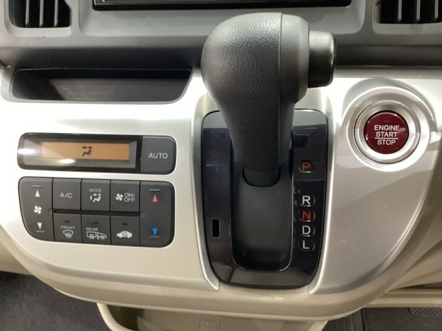 CVT車のセレクトレバーです。低速から高速まで、変速ショックのないスムーズな走りを実現するとともに、エンジン効率のよい領域を維持することで燃費にも貢献します。