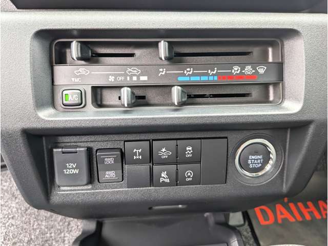 ★　エクストラジャンボグレード　・　スマートアシストIIIt　・　衝突軽減装置　・　アイドリングストップ等、最新装備の上級グレードになります！　★上部に純正オプションのワイドCDオーディオ付いています！