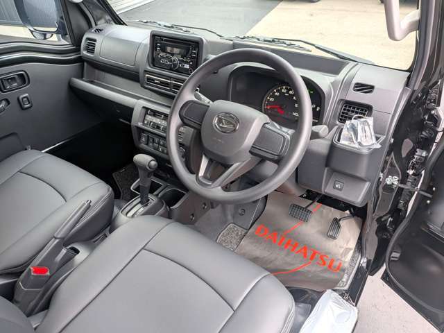 ★　ジャンボ・エクストラ4WD上級グレードです！　※　黒革調シートカバー　・　純正フロアマット、バイザー・スマートキー・ゲートプロテクター　・スマアシ踏み間違い防止等の安全装備も充実しております！