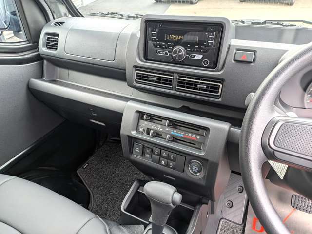 ★　エクストラジャンボグレード　・　スマートアシストIIIt　・　衝突軽減装置　・　アイドリングストップ等、最新装備の上級グレードになります！　★上部に純正オプションのワイドCDオーディオ付いています！