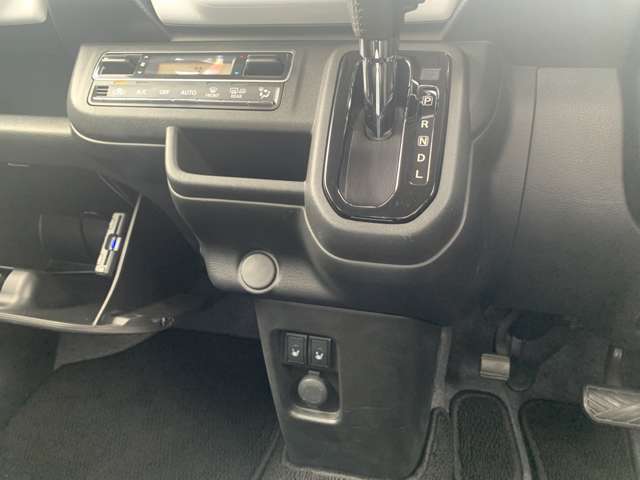 ご契約後の名義変更手続きに、普通車の場合は印鑑証明書と実印、軽自動車の場合は住民票と認印が必要になります。ご契約時にご持参頂けると納車までの日数が短くなります♪