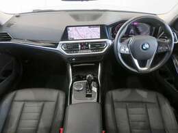 ◆インスツルメントパネルやインテリアトリムなどは、調和しなが洗練された室内を作り上げ、スイッチ類によって、優れた操作性をも実現。ドライバーの視線や動線を考え、人間工学に基づきデザインされています◆