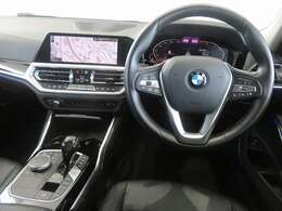 ◆インスツルメントパネルやインテリアトリムなどは、調和しなが洗練された室内を作り上げ、スイッチ類によって、優れた操作性をも実現。ドライバーの視線や動線を考え、人間工学に基づきデザインされています◆