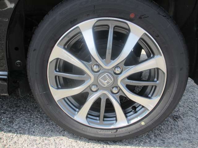 カスタム専用デザインホイールです。タイヤサイズは155/65R14です。4穴です。