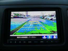 リアカメラが装備されており、後方の安全確認はもちろんのこと狭い場所での駐車や雨の日・夜間など視界の悪いコンディションでのストレスの軽減にもなります。