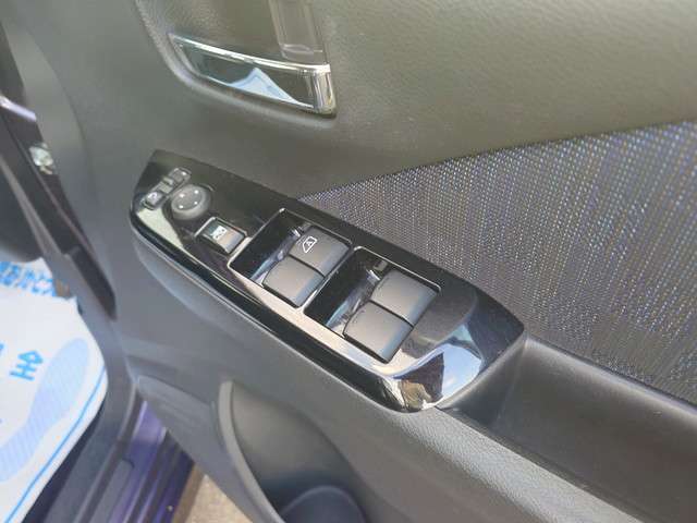 パワーウィンドウスイッチとドアミラースイッチです。