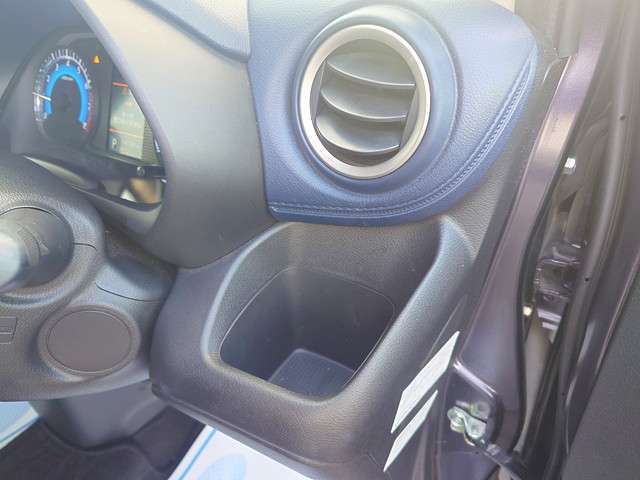 運転席側のドリンクホルダーは安定感のある埋め込み式となっています。