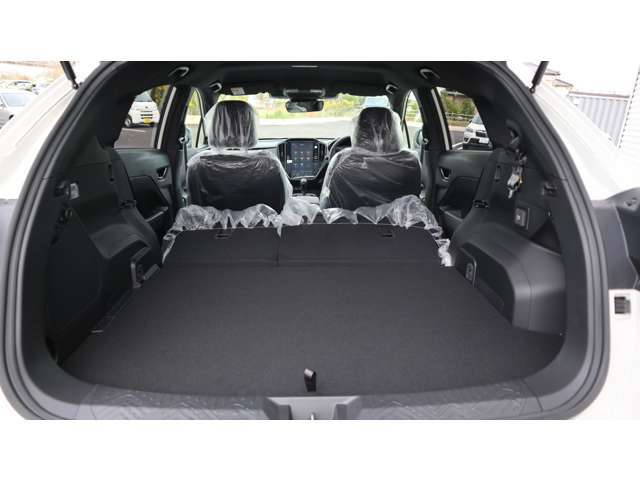 6：4分割倒式リヤシートによって荷室を自在に拡張可能/ゴルフバック3つ(9.5インチ）が載せられます。