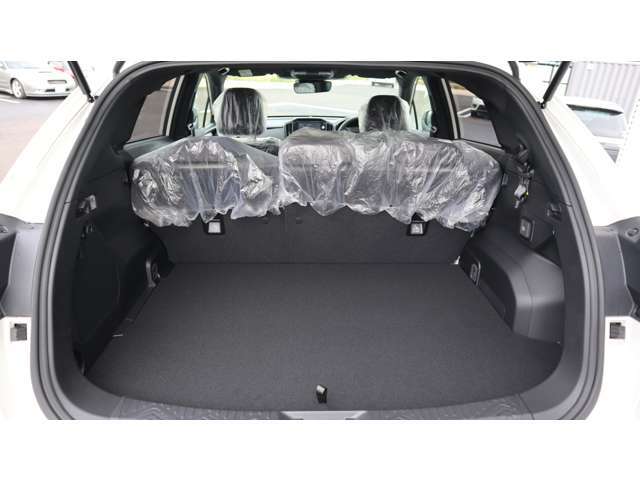 普段のお買い物や通勤、送迎等に十分な荷室スペースを確保しております。セカンドシートを倒すと、大きな荷物の積載も可能です