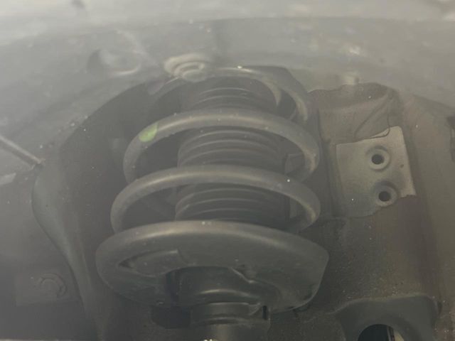 お車を安心してお乗りいただく為には、足回りの定期点検が欠かせません。サービスサポート（有償保証）では無料点検もご提供しており、安心のカーライフをお過ごしいただけるサポート体制が整っています。