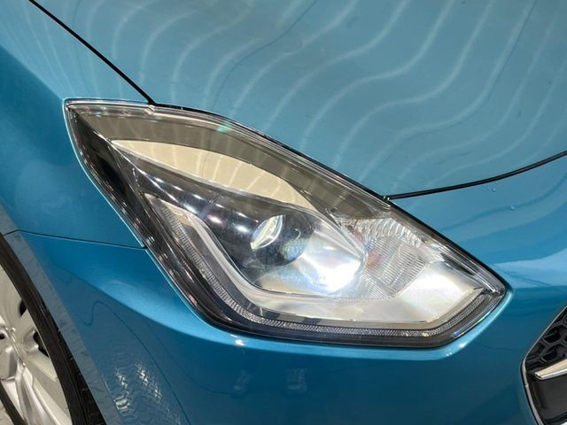 【LEDヘッドライト】悪天候や夜間走行時も良好な視界を確保し安心して運転できる高輝度LEDヘッドライトを装備！点灯速度が早く、消費電力も抑えられています。