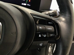 【アダプティブ・クルーズ・コントロール】予め設定した車速内でクルマが自動的に加減速。 前走車との適切な車間距離を維持しながら追従走行し、高速道路でのドライバーの疲労を軽減してくれる嬉しい機能付♪