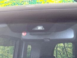 【ホンダセンシング】走行中に前方の車両等を認識し、衝突しそうな時は警報とブレーキで衝突回避と被害軽減をアシスト。より安全にドライブをお楽しみいただけます。