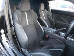運転手をホールドしてくれるバケット型シートです！