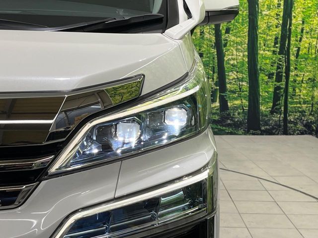 【LEDヘッドライト】悪天候や夜間走行時も良好な視界を確保し安心して運転できる高輝度LEDヘッドライトを装備！点灯速度が早く、消費電力も抑えられています。