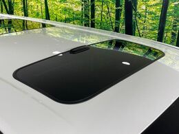 【サンルーフ】開放感たっぷりの希少装備、サンルーフが装着されています！車内に明かりを取り入れたり景色を楽しむ以外にも、車内の空気も簡単に換気できて快適です！