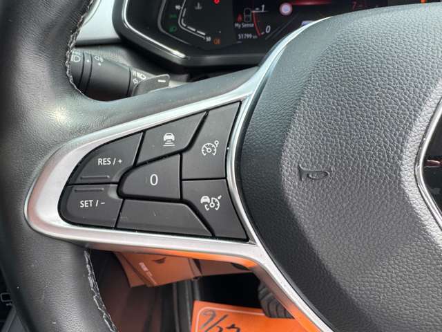 【レーダークルーズコントロール】装備車両です。レーダーやカメラを使って前を走るクルマの状況を検知して速度を調整してくれます。遠距離ドライブの高速道路などでは大活躍で疲労軽減に役立ちます。