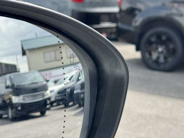 【ブラインドスポットBSM】走行中、ドアミラーの死角になりやすい箇所に後続車が接近するとサイドミラー付近に警告を表示、ドライバーに注意喚起をしてくれます。