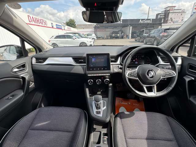 【室内】コックピット。車内もキレイで嫌な臭いもありません！ご納車後の臭いが付きにくくなる「空気触媒コーティング」もあります。