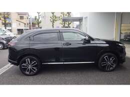 ハイブリッドならではの静かさを、遮音材を各所に配置することでよりいっそう高めています。またアイドリングストップで停車中も静か。セルモーターを使用しないエンジン再始動もスムーズそのものです。