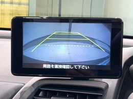 リバースギアに入れるだけで後方の表示へ切り替わります。夜間や雨の日の駐車も楽になりますよ。