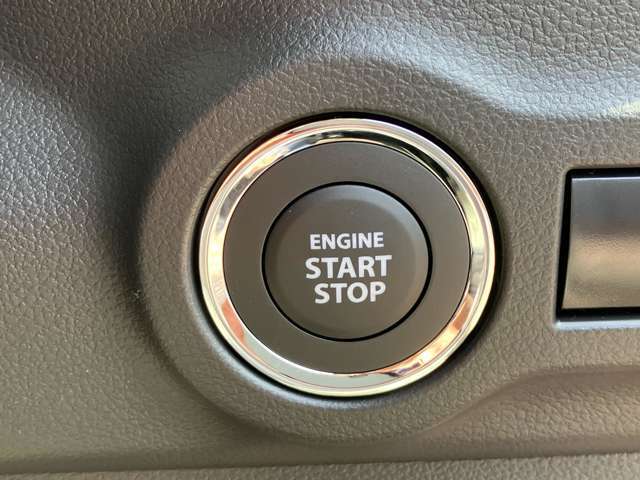 携帯キーを持っておくだけ、車内にあるだけでエンジンをかけることが出来ます。こちらのボタンを押すだけでいちいちキーを探さなくてもエンジンをかかることができるすぐれものです。