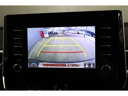 後方の死角を軽減し、狭い場所での切替しや駐車もしやすくなるバックモニターを装備しています。