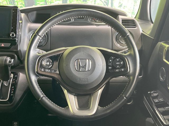 【純正革巻きステアリング】上質な革を使用することで、手にしっかり馴染みとても運転しやすいハンドルです♪