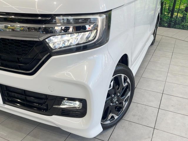 【LEDヘッドライト】悪天候や夜間走行時も良好な視界を確保し安心して運転できる高輝度LEDヘッドライトを装備！点灯速度が早く、消費電力も抑えられています。