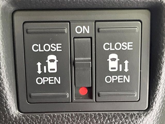 【両側パワースライドドア】スマートキーや運転席のスイッチで後席両側スライドドアの開閉が可能♪電動だから力を入れてドアを開ける必要が無く、小さなお子様でも簡単に開け閉めでき快適です♪
