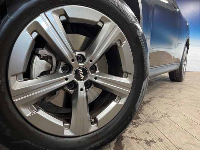 ●純正17インチアルミホイール：輸入車ならではの卓越した走りを支えるホイールと足回りです！日本車の走りに慣れている方にもぜひ体感して頂きたいほど、高いレベルでまとまっています！
