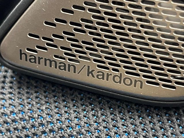 ●harman/kardonサウンドシステム：オーディオ専門メーカーが手掛けるプレミアムスピーカーを装備。多数のスピーカーから、音の粒立ちまで分かる高品質な音楽をお楽しみいただけます。