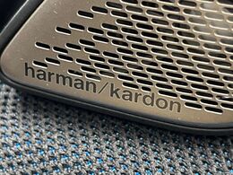 ●harman/kardonサウンドシステム：オーディオ専門メーカーが手掛けるプレミアムスピーカーを装備。多数のスピーカーから、音の粒立ちまで分かる高品質な音楽をお楽しみいただけます。
