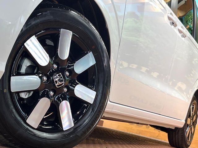 【純正15インチアルミホイール】外観にマッチした純正アルミホイールを装着しております。各種社外アルミホイールや、スタッドレスタイヤも取扱いしております。是非ご相談ください♪